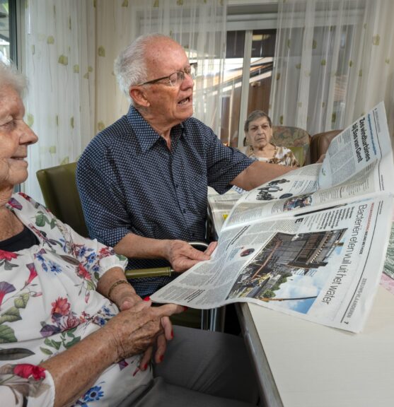 Cliënten lezen de krant