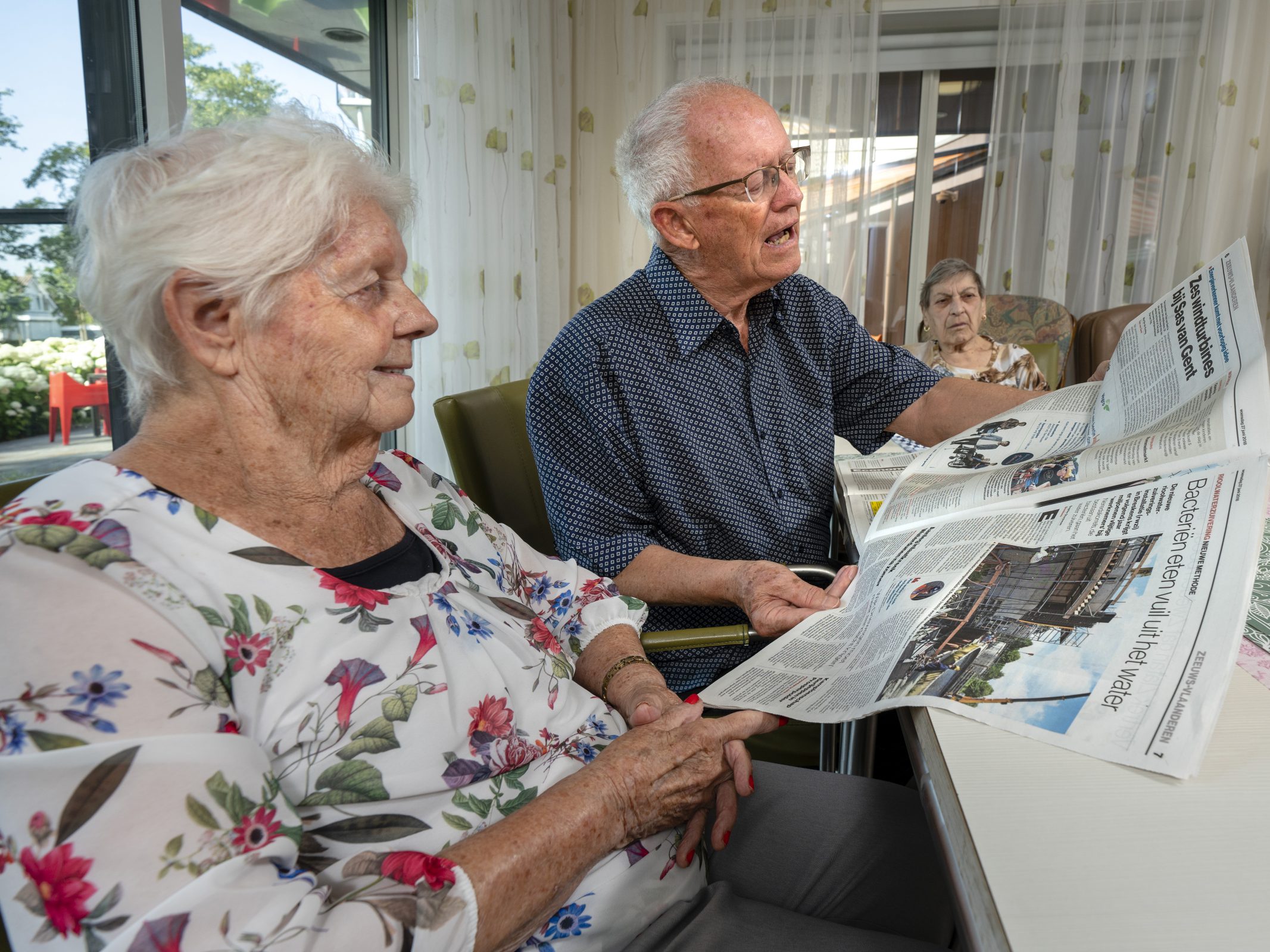 Cliënten lezen de krant