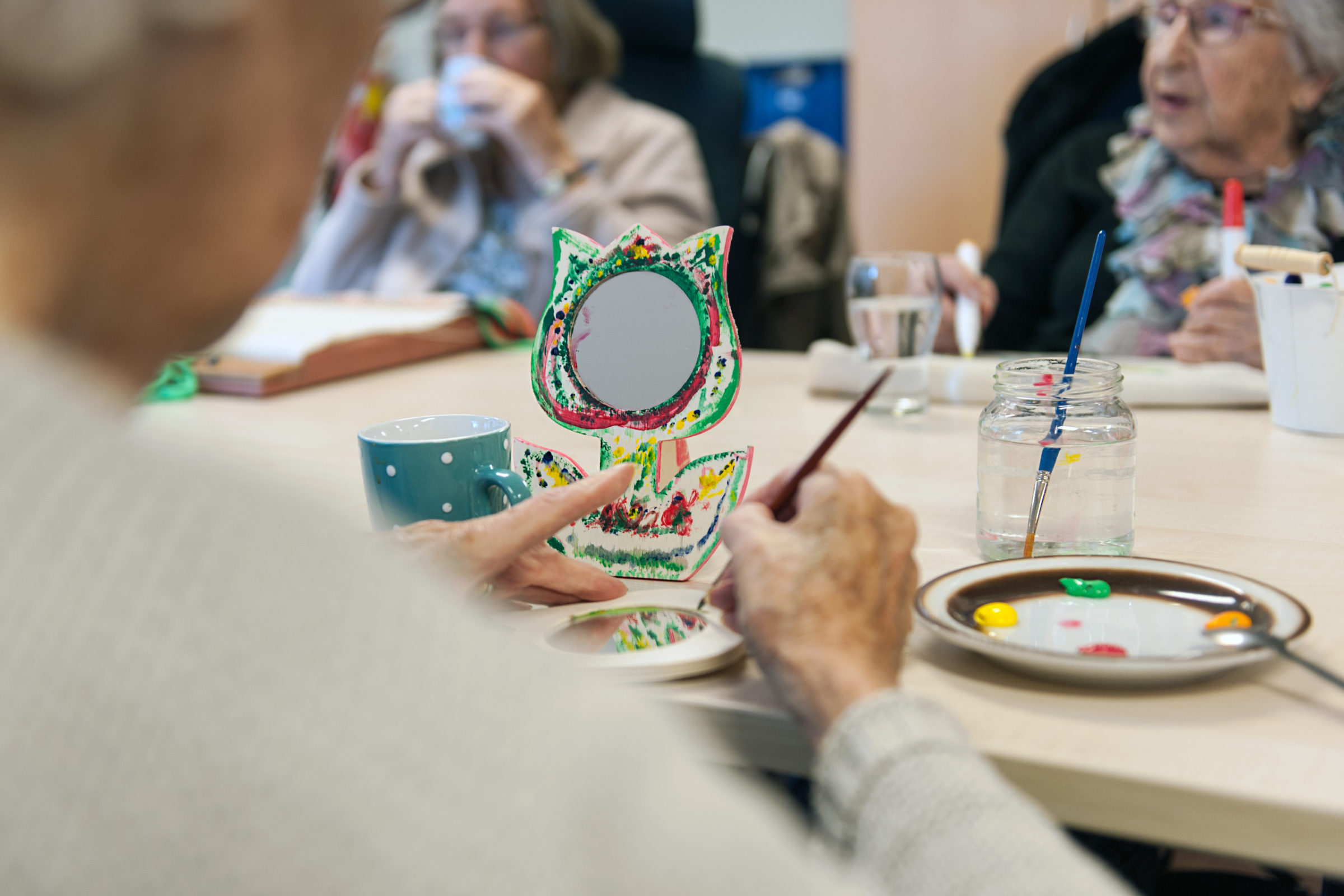 Clienten knutselen en verven