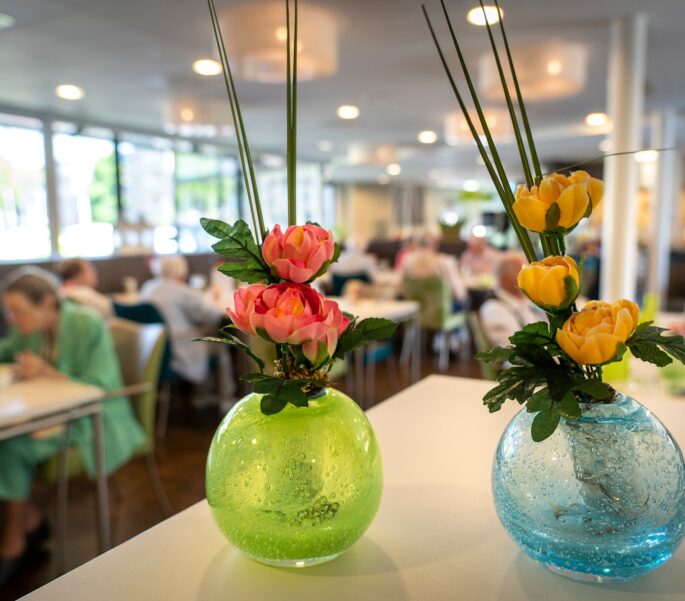 Terneuzen SVRZ De Blide restaurant en bloemenvaasjes