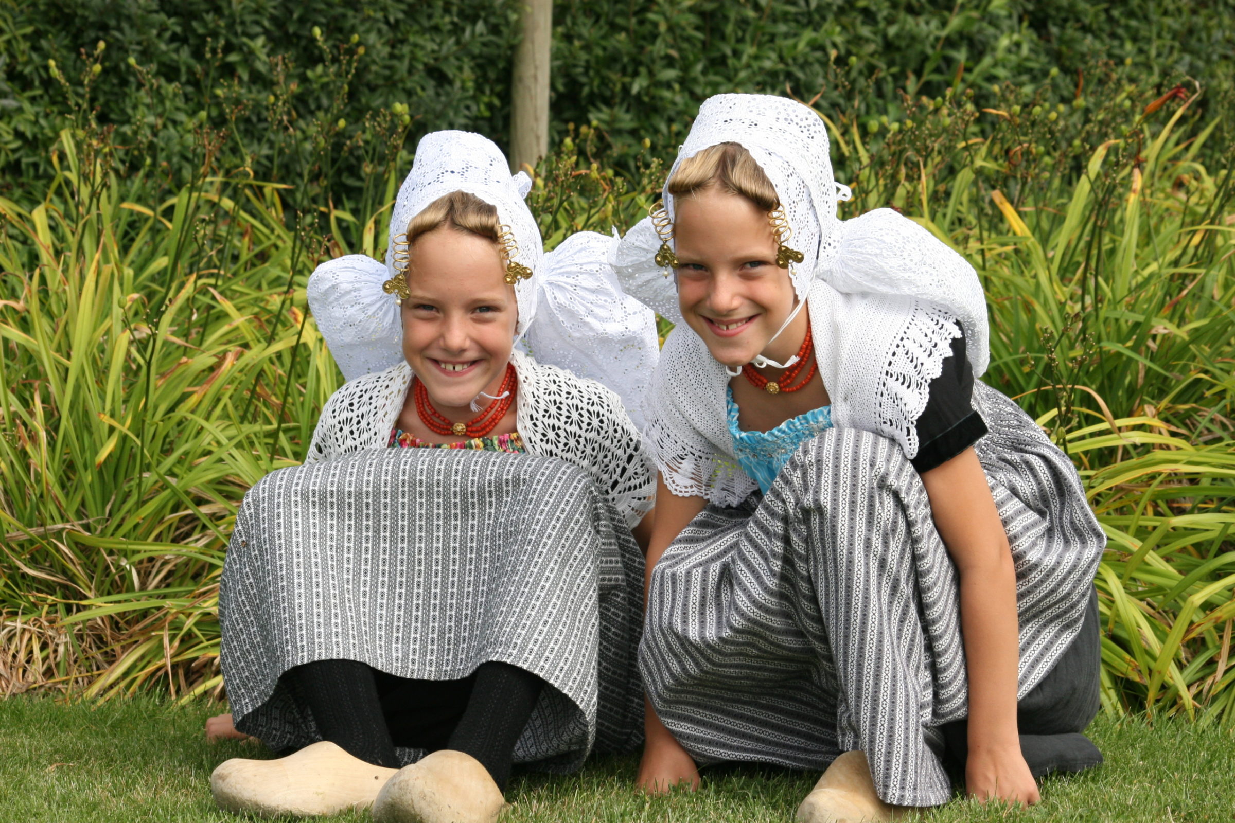 Boerinnetjes in klederdracht in het gras