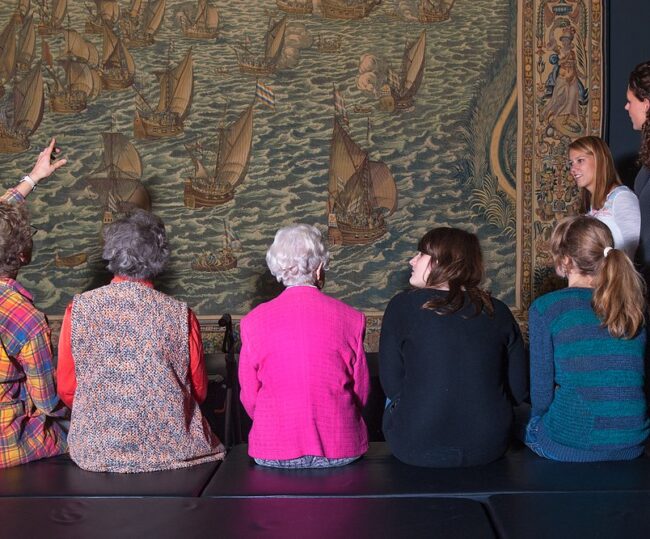 Bezoekers bekijken schilderij