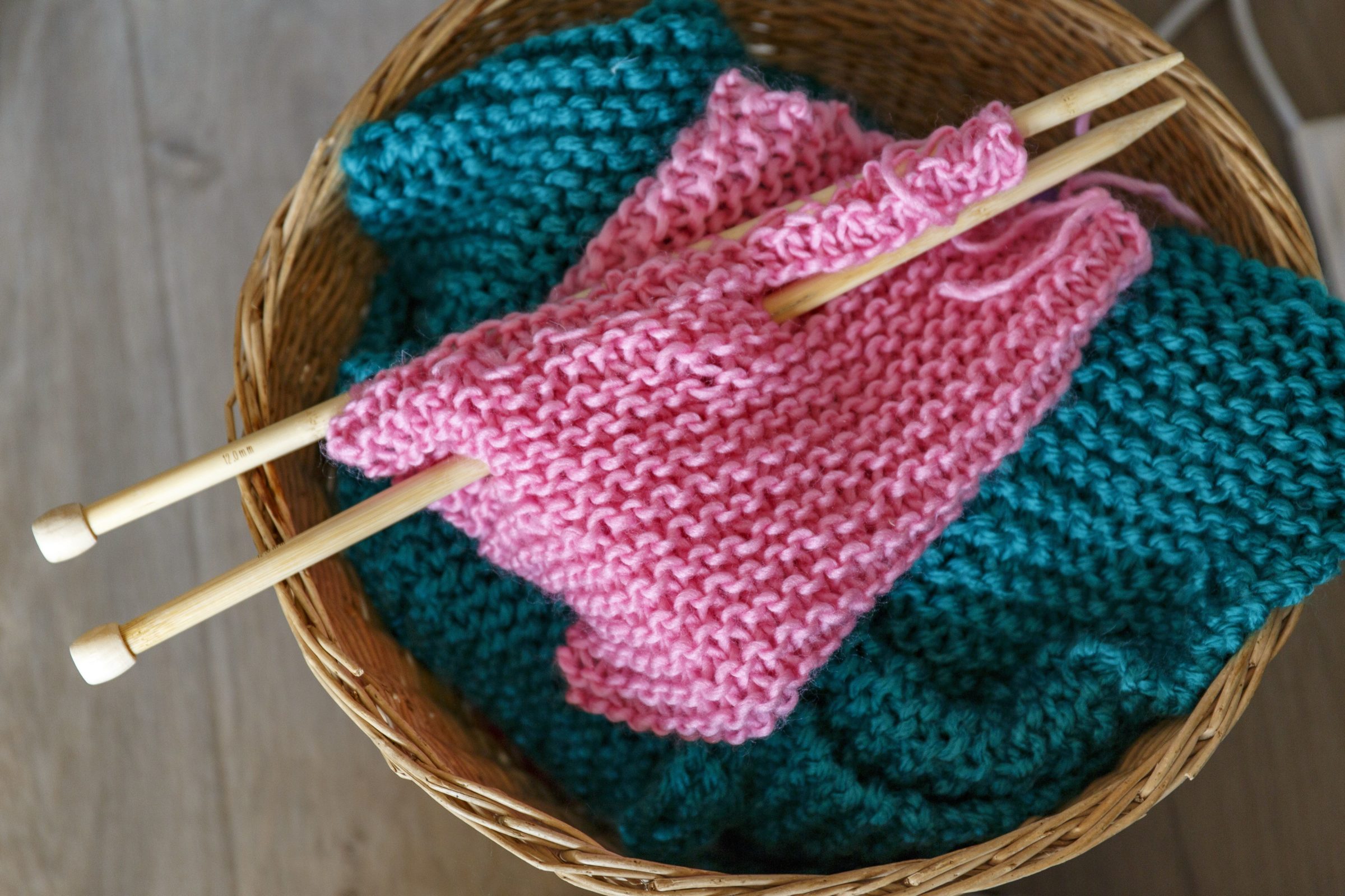 Rieten mandje met daarin een breiwerkje