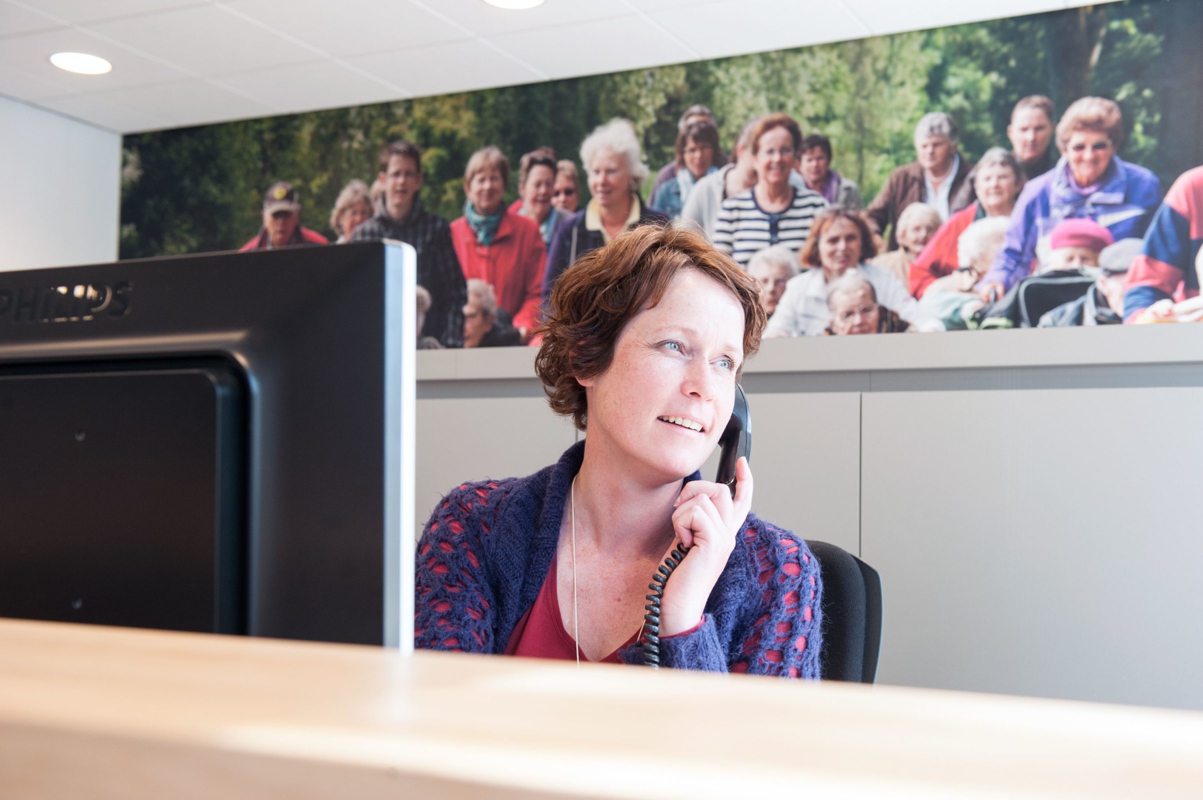 Receptioniste achter computer