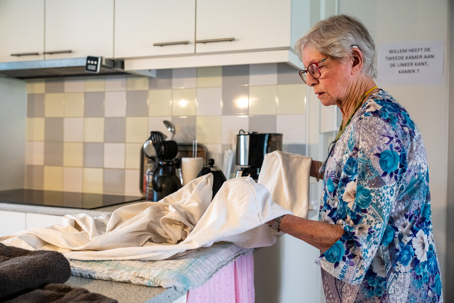 Mevrouw vouwt zelf de was op