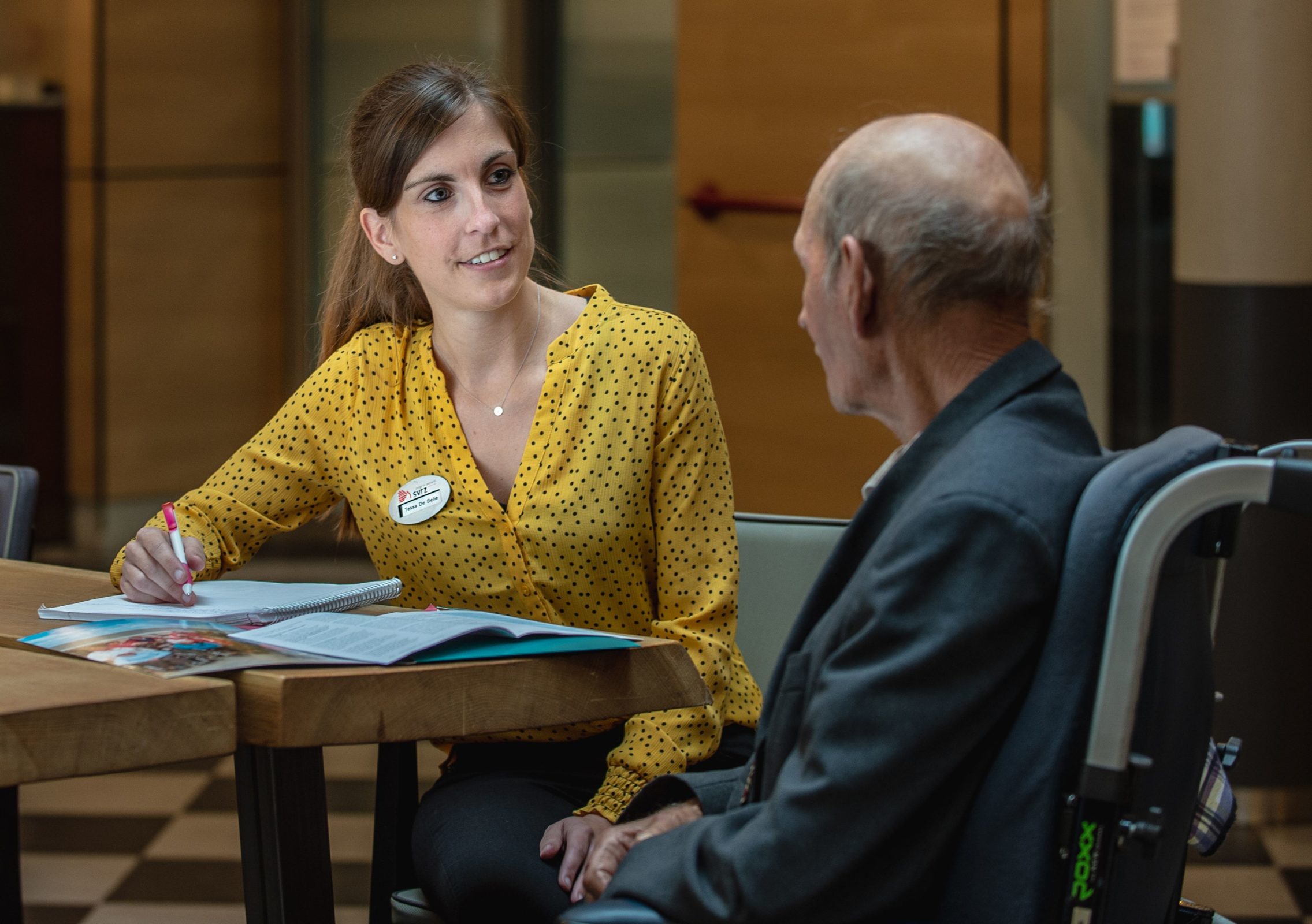 Maatschappelijk werker SVRZ met cliënt