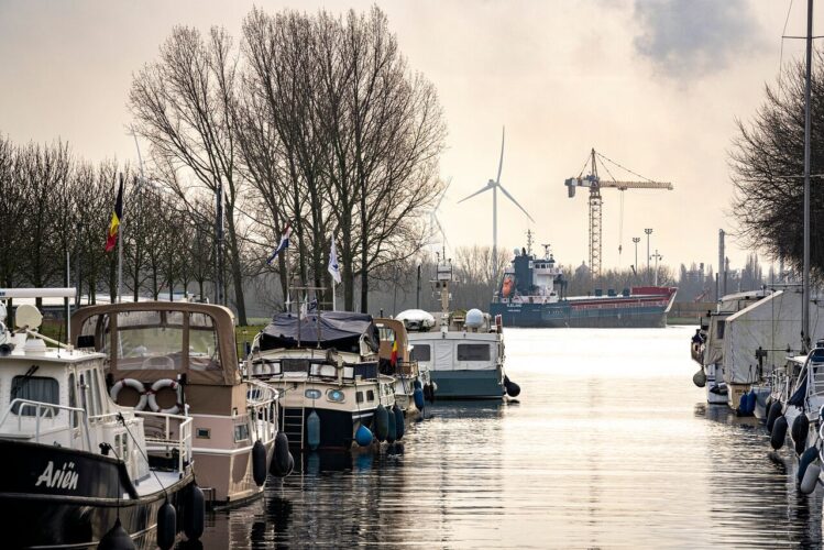 Sas Van Gent haven en vrachtschip SVRZ