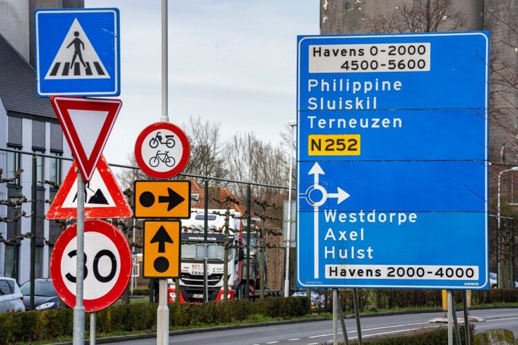 Zeeuws Vlaanderen SVRZ ZorgThuis verkeersborden