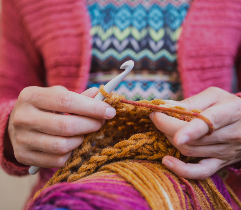 Vrouw is bezig met een haakwerkje