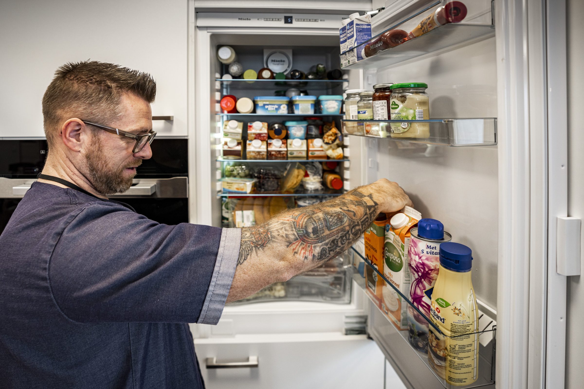 Medewerker bij koelkast