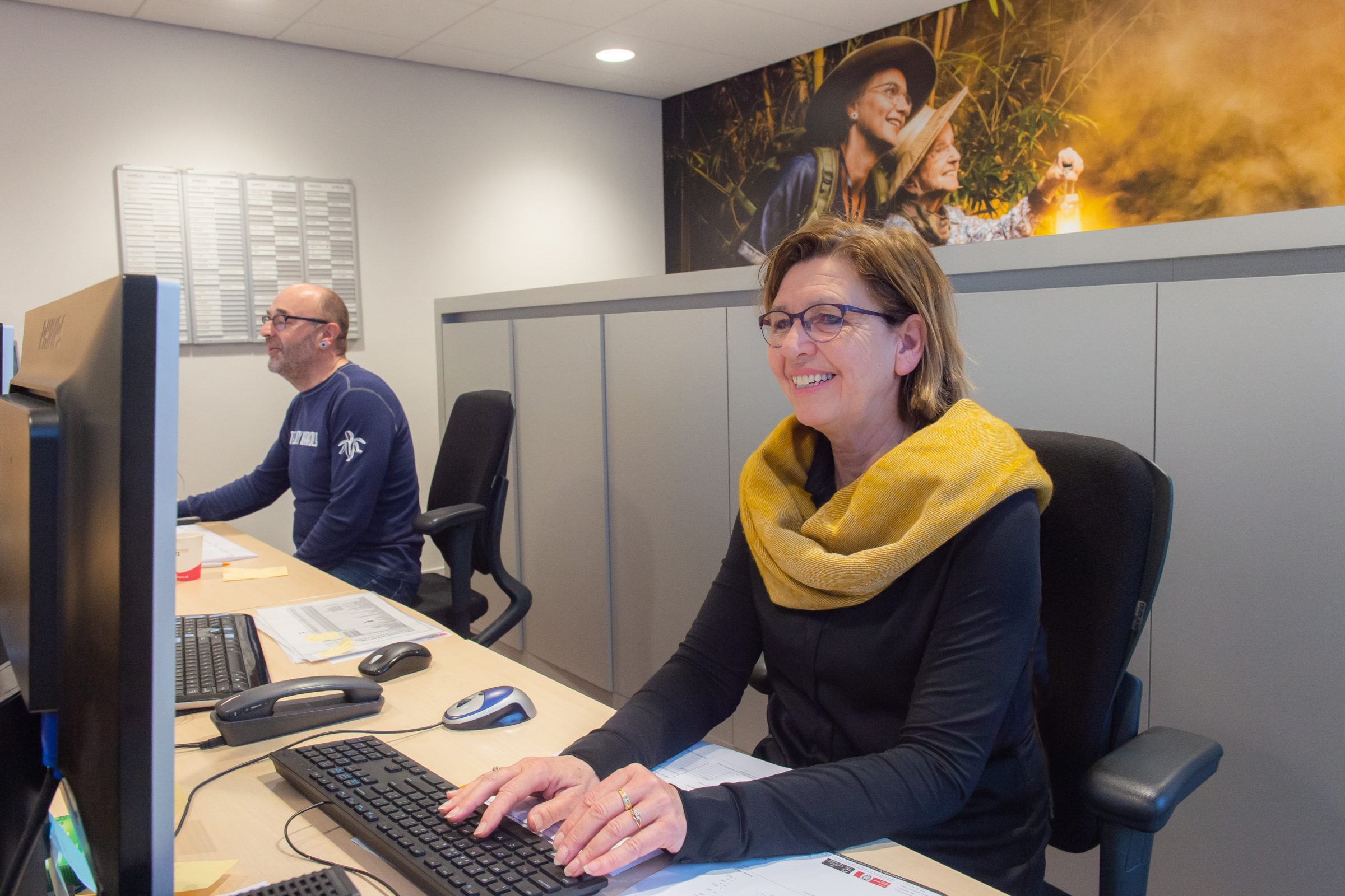 Twee receptionisten achter de computer