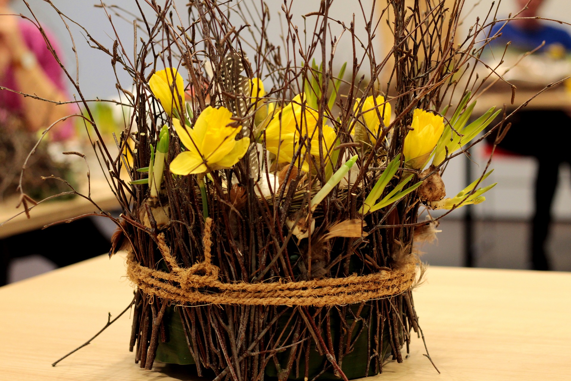 Paasbloemstukje met gele lelies