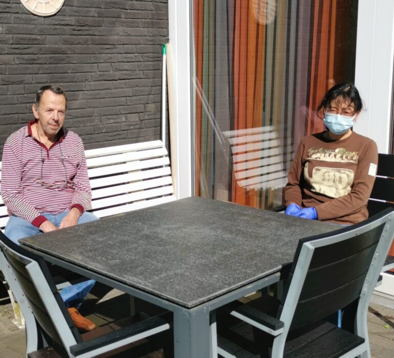 Peter Stoker aan tafel met Li Feng