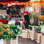 marktkraam met bloemen