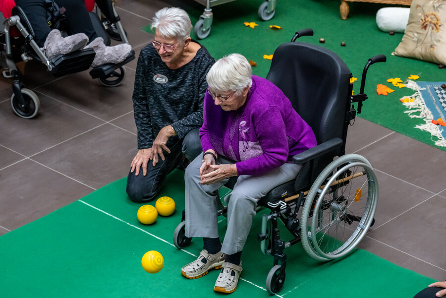 Cliënt speelt koersbal