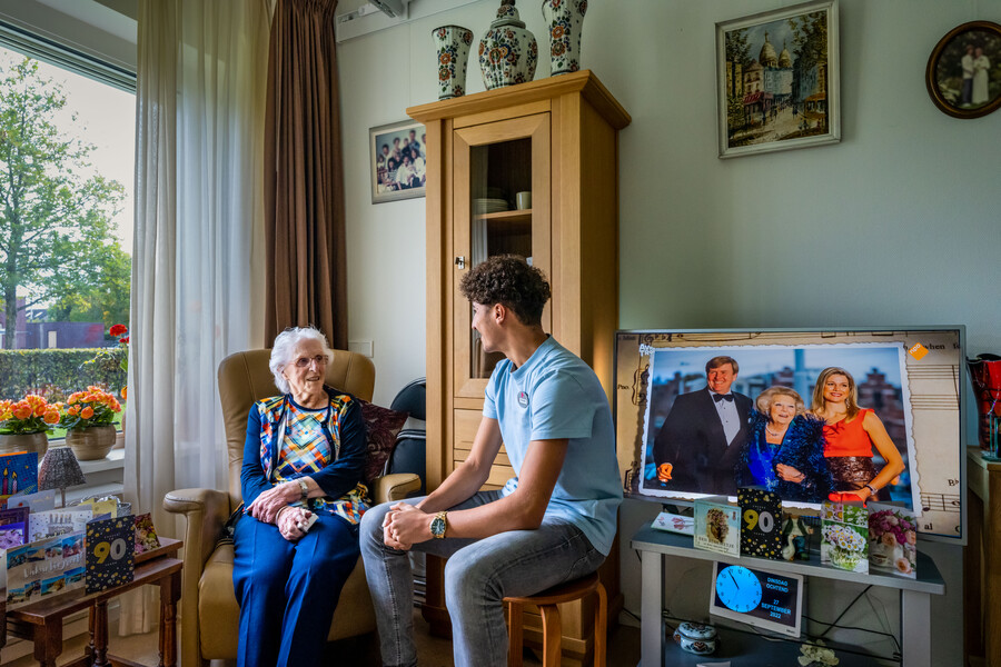Medewerker en cliënt voeren een aangenaam gesprek