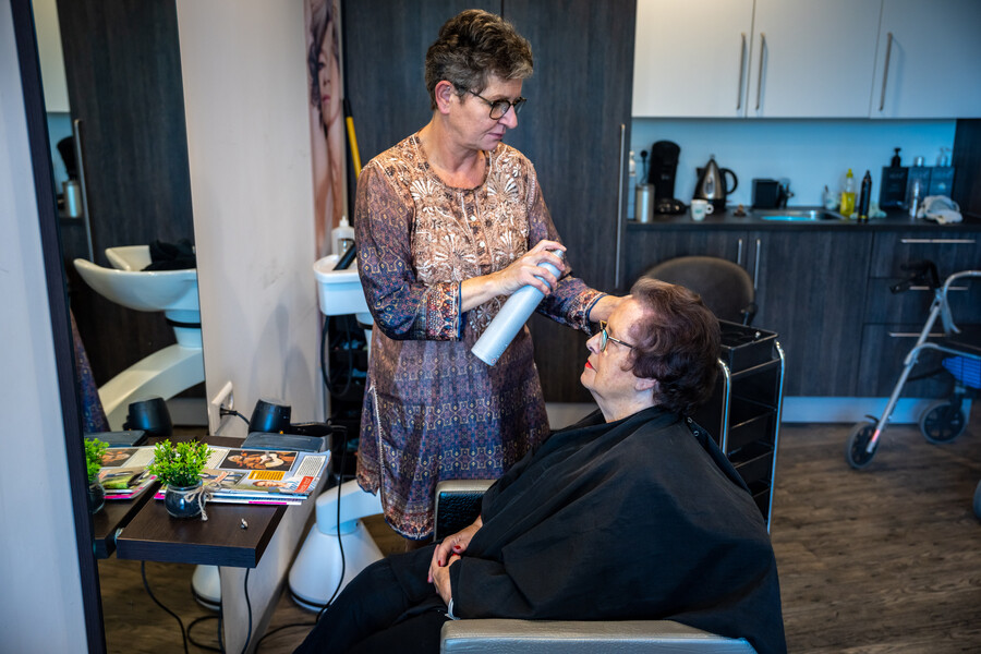 Cliënt zit bij de kapper