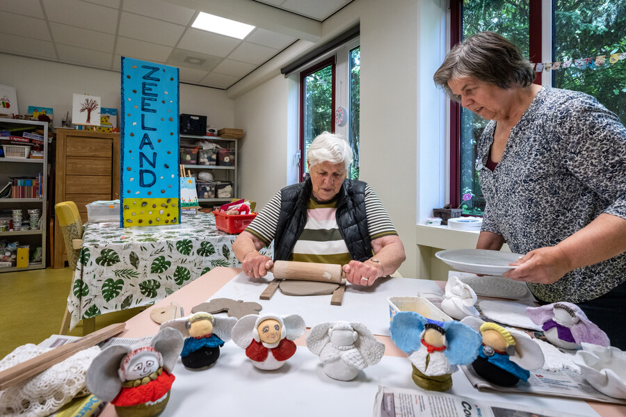 Medewerker en cliënt zijn samen aan het kleien