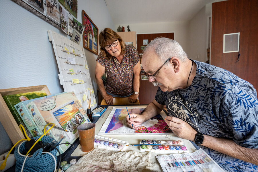 Medewerker en cliënt schilderen op nummer