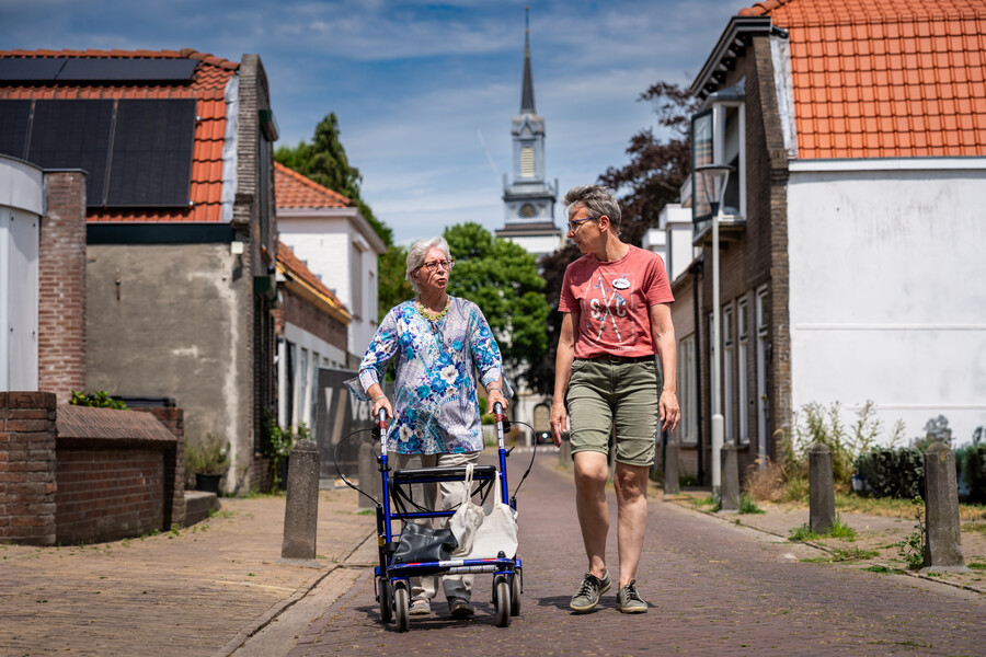 Cliënt en medewerker maken samen een wandeling
