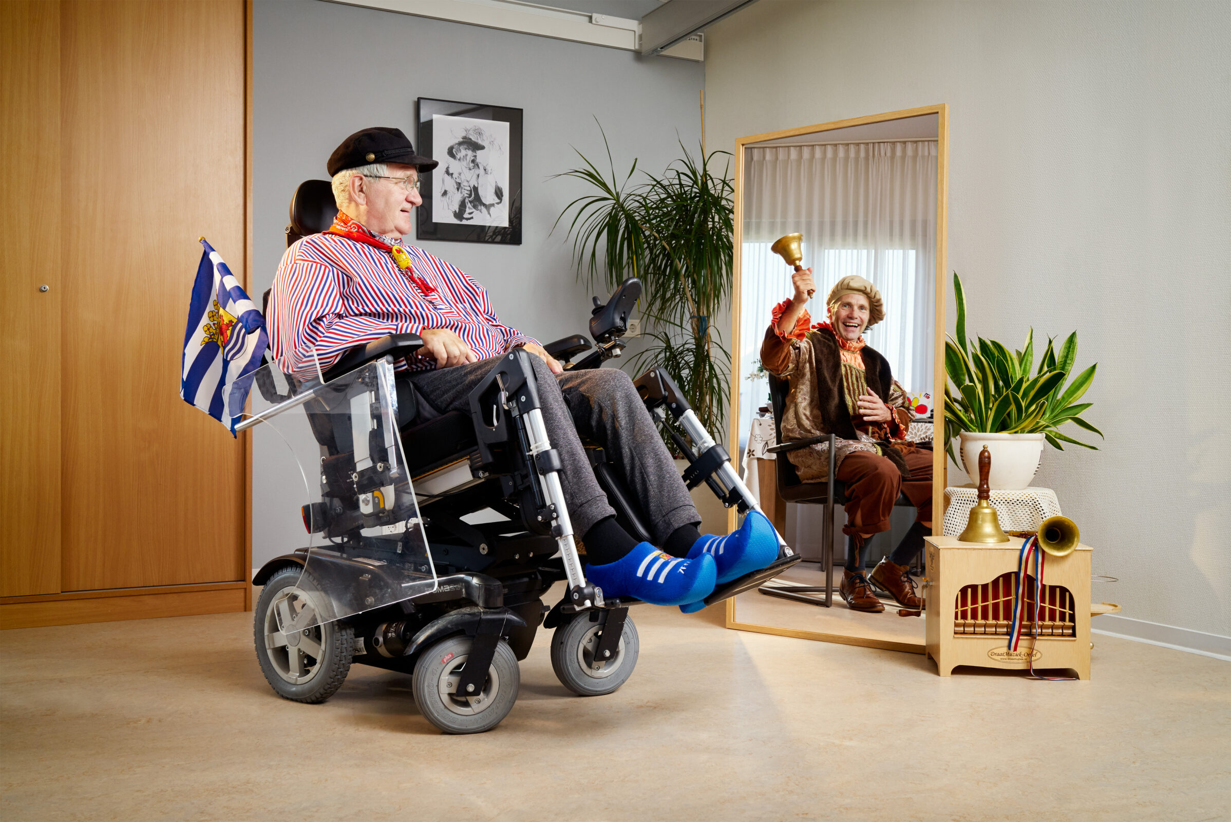 Man in rolstoel kijkt naar een spiegel, ziet zichzelf als marktkoopman van vroeger.