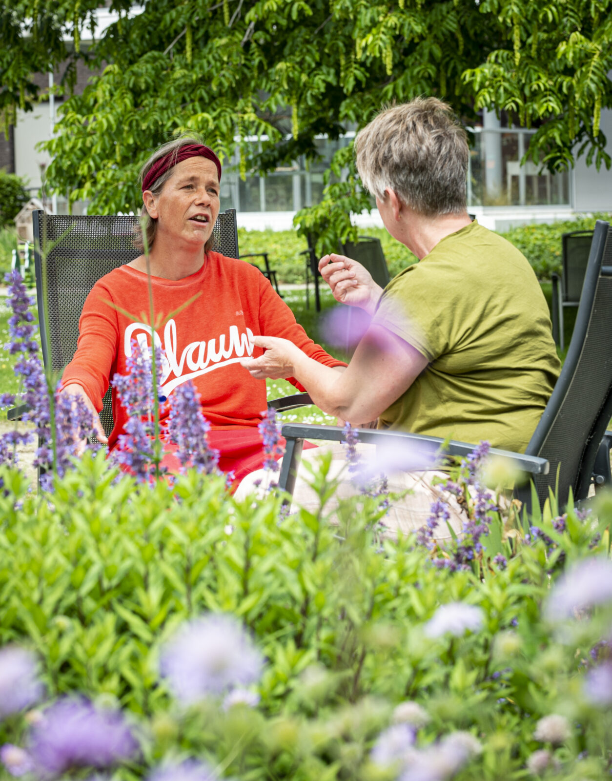 Medewerker in gesprek met cliënt met Huntington