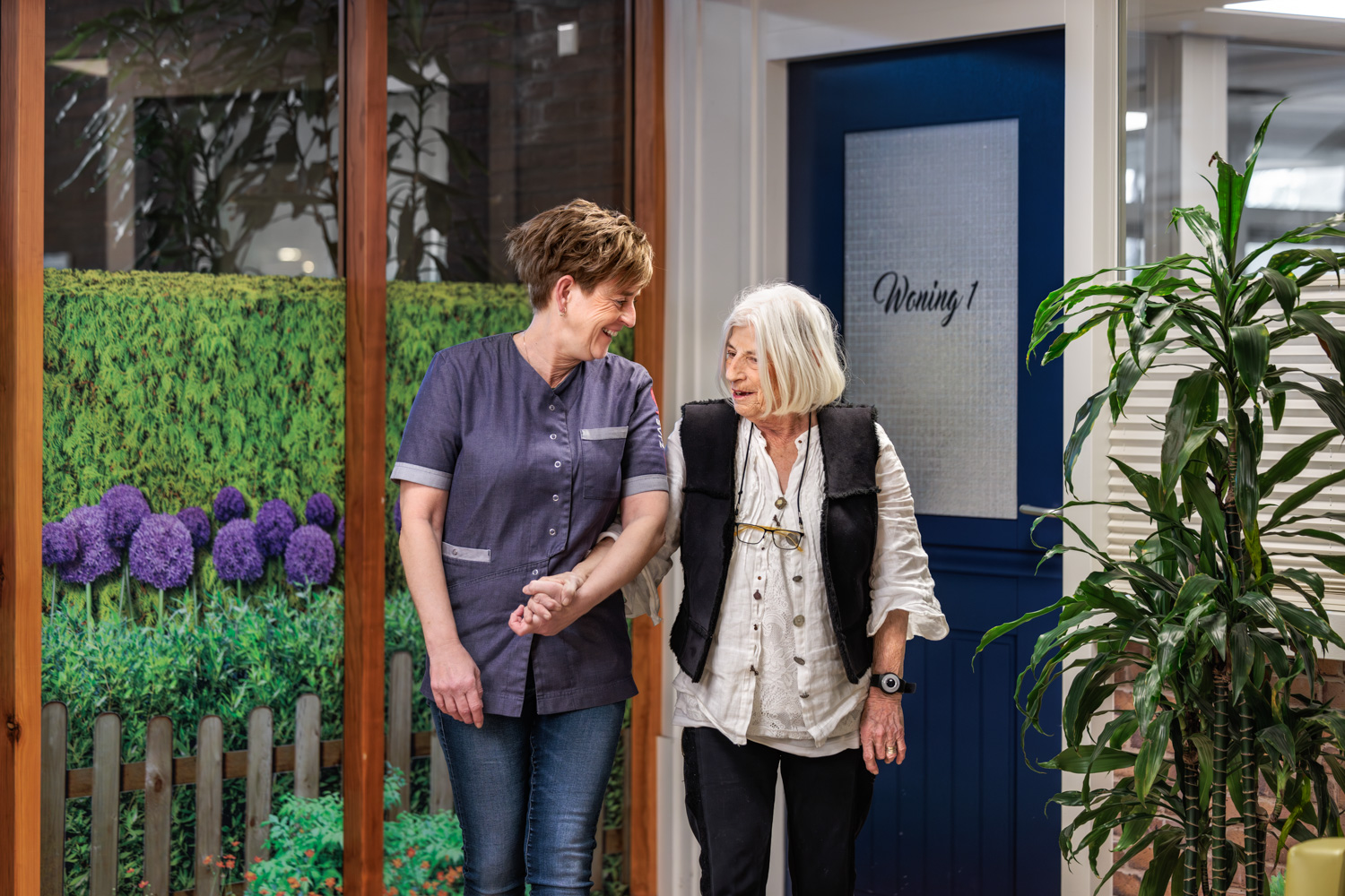 Zorgmedewerker met cliënt in Simnia die gebruikmaakt van de leefcirkels