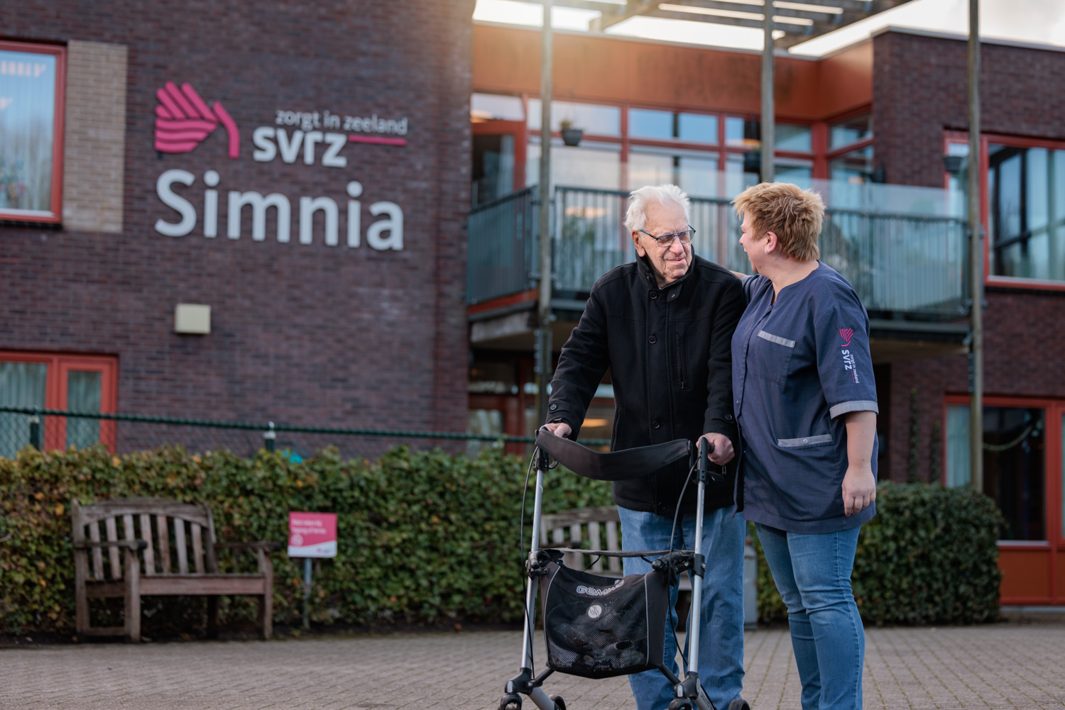 Zorgmedewerker met cliënt in Simnia die gebruikmaakt van de leefcirkels