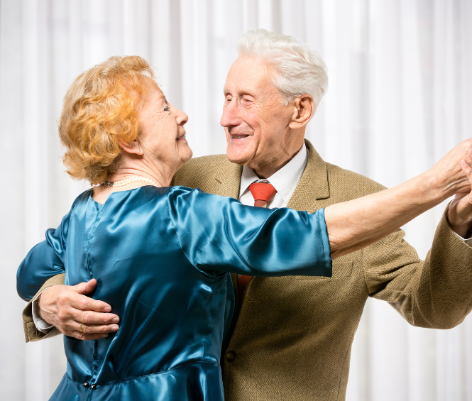 Een ouder echtpaar dat aan het stijldansen is