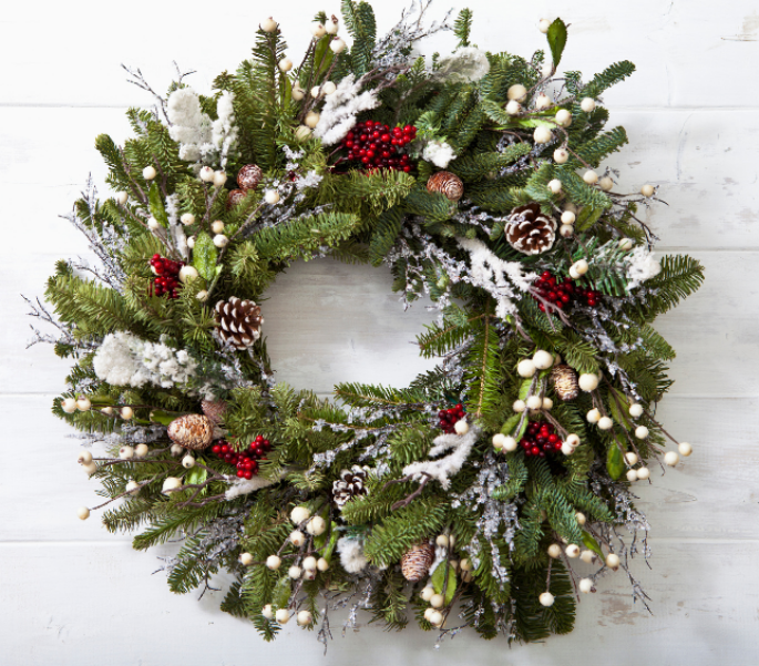 Versierde kerstkrans aan de muur