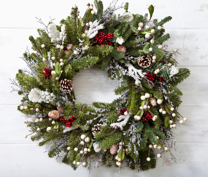 Versierde kerstkrans aan de muur