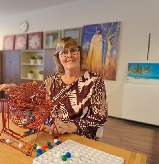 Vrijwilliger speelt bingo