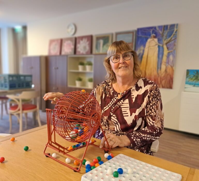 Vrijwilliger speelt bingo