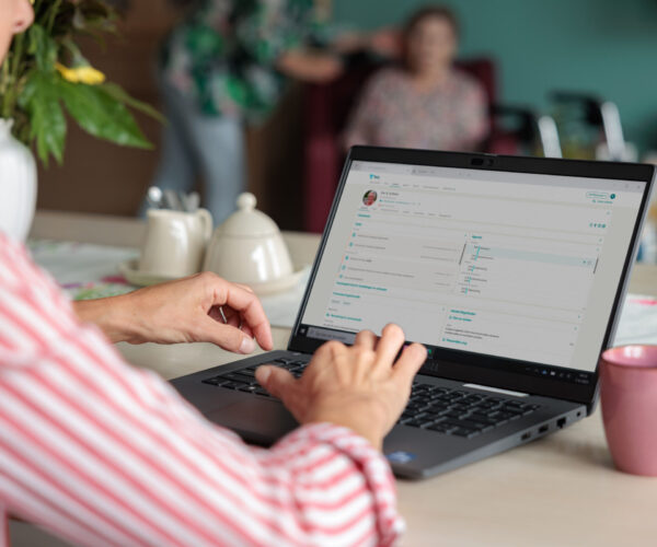 Medewerker achter laptop aan het werk met Ysis