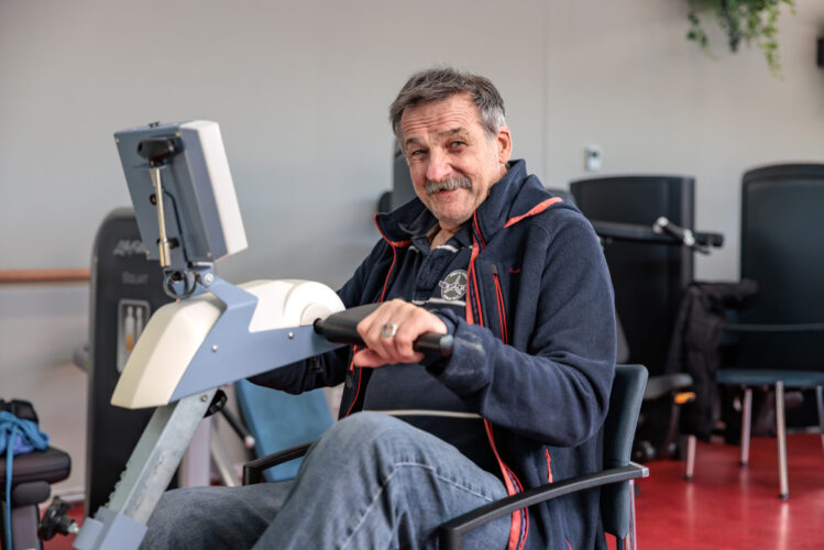 Bewoner aan het fietsen op de Silverfit